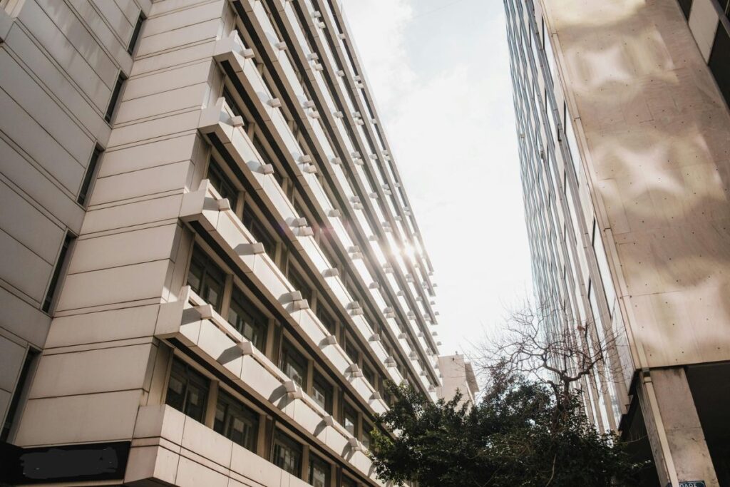 Ανακαίνιση πολυκατοικίας Τι καθορίζει το κόστος της;